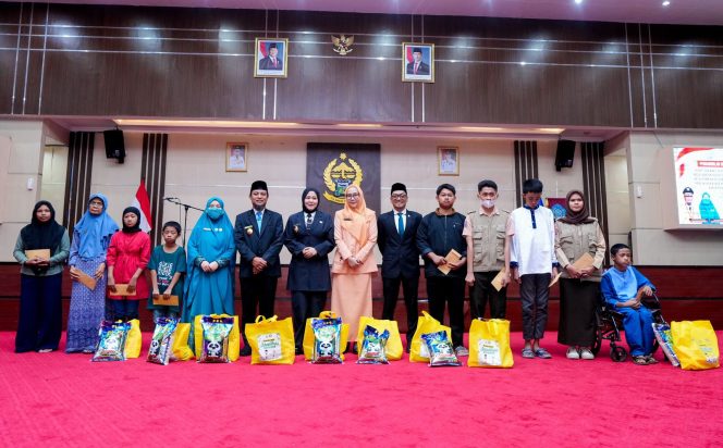 					Gubernur Andi Sudirman Sulaiman saat melaunching Gerakan Sulsel Zakat, Infaq, Sedekah (ZIS) di Ruang Pola Kantor Gubernur (dok.)