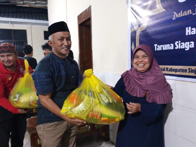 					Kadis Sosial Sinjai, Muh Idnan Menyerahkan Bantuan Paket Sembako. (Foto: Istimewa)