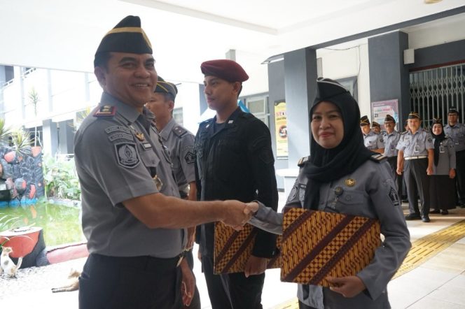 					Tiga Pegawai Teladan Lapas Makassar Terima Penghargaan, Jadi Contoh Profesionalisme dan Dedikasi