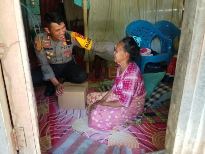 					Kasat Samapta Polres Sinjai Menyerahkan Paket Bantuan Sembako ke Warga Kurang Mampu. (Foto: Ist/ Humas)