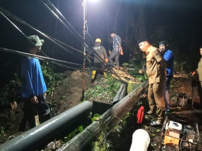 					Wabup Sinjai Andi Mahyanto Mazda Tinjau Langsung Titik Pohon Tumbang dan Pipa PDAM yang Rusak. (Foto: Istimewa)