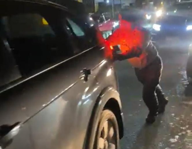 					Aksi Heroik! Polisi di Gowa Sigap Bantu Warga Dorong Mobil Mogok, Atasi Kemacetan di Jalan