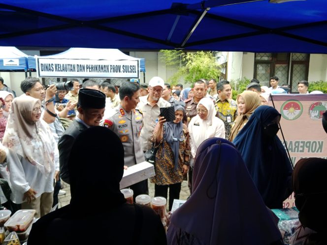 					Gubernur Sulsel Andi Sudirman memantau Gerakan Pasar Murah di Halaman Kantor Dinas Ketahanan Pangan (Ketapang) Provinsi (dok.)