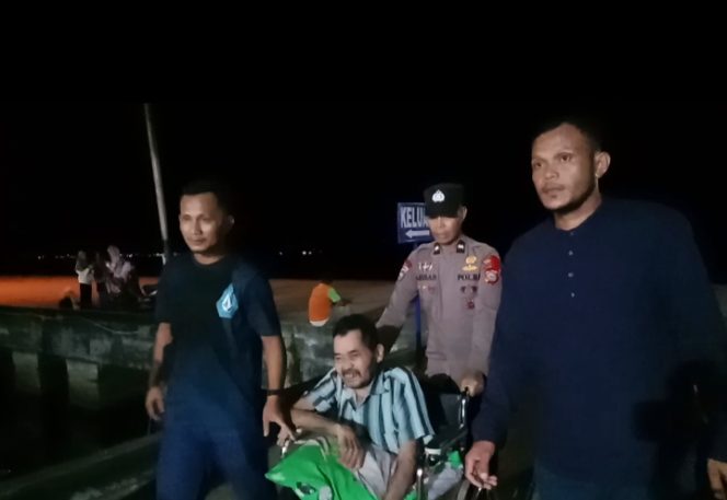 					Personel Polres Parepare saat Membantu Pemudik yang Sakit. (Foto: Istimewa)