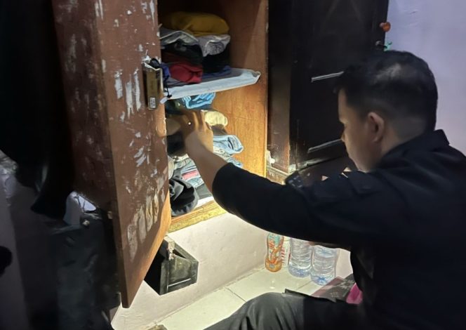 					Petugas saat Menggeledah Kamar Hunian Warga Binaan Lapas Parepare. (Foto: Istimewa)