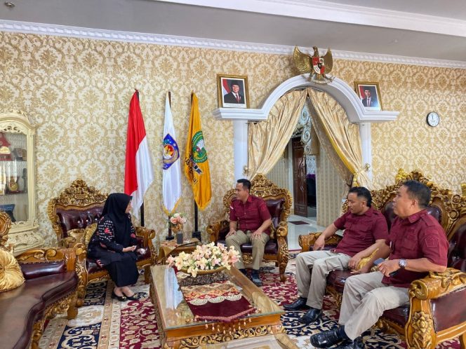 					Silaturahmi Kepala Rutan Sinjai, Darman Syah dengan Bupati Sinjai, Hj. Ratnawati Arif di Rujab. (Foto: Istimewa)