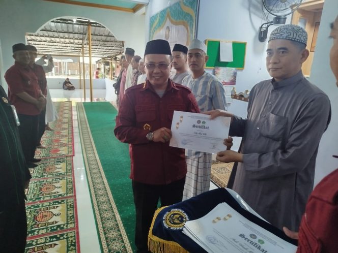 					Kalapas Parepare Menyerahkan Sertifikat Pesantren Kilat bagi Warga Binaan. (Foto: Ist/ Humas)