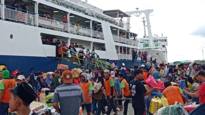 					Kepadatan Penumpang Mudik di Pelabuhan Nusantara Parepare. (Foto: Berita.News/ Wahyu)