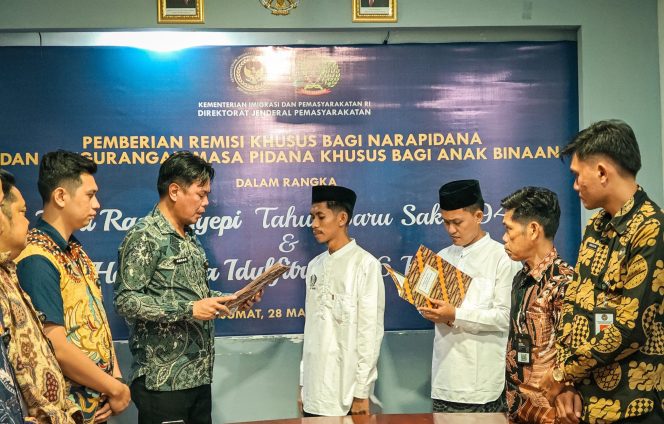 					Karutan Barru Menyerahkan SK Remisi Hari Raya Idul Fitri kepada Warga Binaan. (Foto: Istimewa)