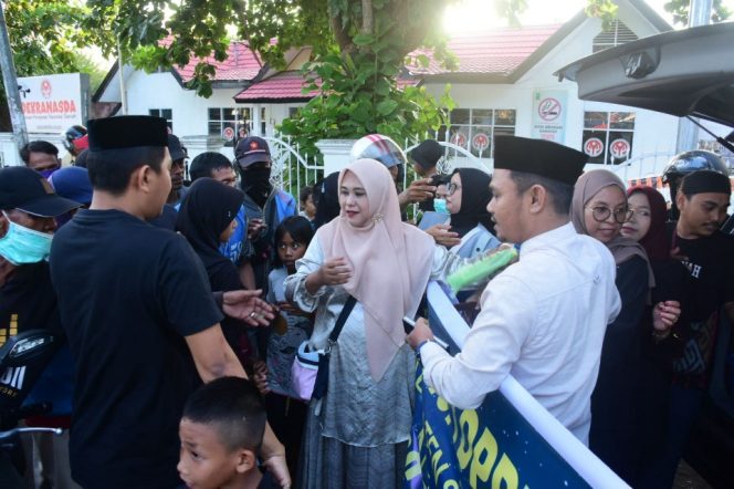					Komisi I DPRD Sinjai Berbagi Ratusan Takjil ke Warga. (Foto: Istimewa)