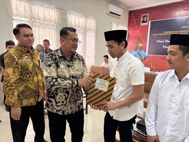 					Penyerahan SK Remisi Hari Raya kepada Warga Binaan Ditjenpas Sulsel. (Foto: Istimewa)