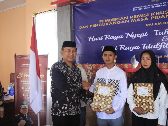 					Pemberian Remisi secara Simbolis kepada Perwakilan WBP Lapas Parepare. (Foto: Ist/ Humas)