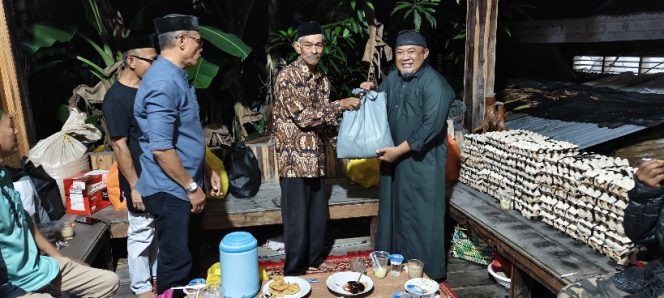 					Uztas Fadhlullah Marzuki Menyalurkan Bantuan Paket Sembako dari Andi Yuliani Paris ke Warga. (Foto: Istimewa)