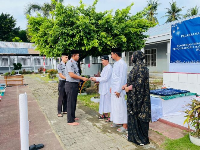 					Karutan Sinjai Darman Syah Serahkan SK Remisi kepada Perwakilan Warga Binaan. (Foto: Ist/ Humas)