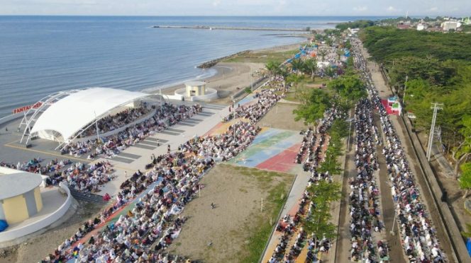 					Suasana Lebaran Hari Raya Idul Fitri 1446 H di Pantai Merpati Bulukumba. (Foto: Ist/ Humas)