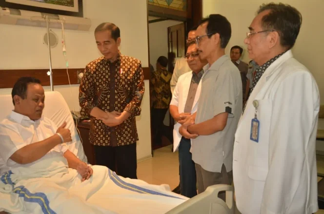 					Foto Presiden ke-7 RI Joko Widodo menjenguk inisiator pembuatan mobil Esemka, H Sukiyat saat dirawat di Rumah Sakit Bethesda, Kota Yogyakarta, 14 September 2019 silam (Dok/ Int)