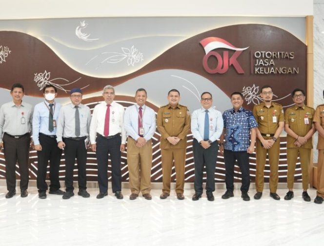 					Walikota Makassar Munafri Arifuddin bersama Pimpinan Otoritas Jasa Keuangan (OJK) Kanwil Sulselbar (dok.) 