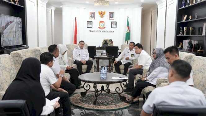 					Walikota Munafri Arifuddin saat menerima Kepala ATR/BPN Makassar Muh Syukur di ruang kerjanya (dok.)