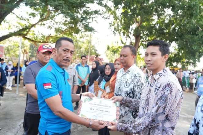 					Sekda Sinjai, Andi Jefrianto Asapa Serahkan Piagam Penghargaan Sekolah Adiwiyata. (Foto: Istimewa)