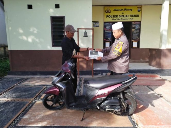 					Polsek Sinjai Timur Menyerahkan Sepeda Motor yang Diamankan kepada Pemiliknya. (Foto: Istimewa)