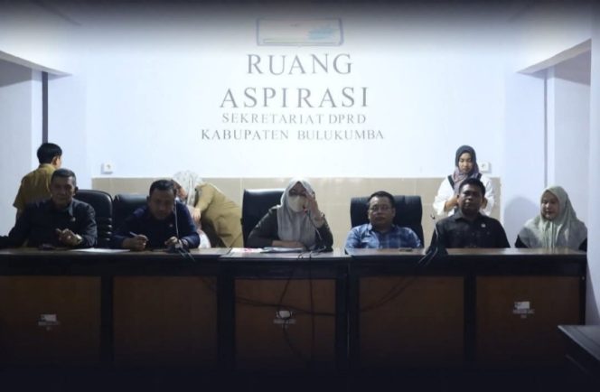 					Ketua DPRD Bulukumba, Umy Asyiatun Khadijah Didampingi Beberapa Anggota Menerima Aspirasi PATI. (Foto: Ist/ Humas)