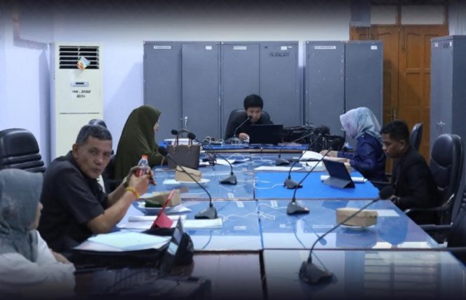 					Rapat pembahasanRanperda tentang Tata Cara Penyelenggaraan Cadangan Pangan Pemerintah Daerah. (Foto: Ist/ Humas)