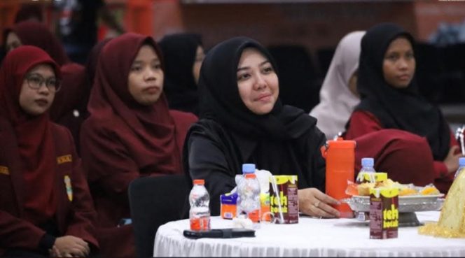 					Ketua DPRD Bulukumba Umy Asyiatun Khadijah Bersama Kader IMM/ IMMawati. (Foto: Ist/ Humas)