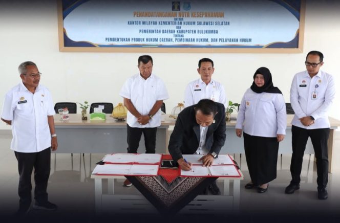 					Penandatangani MoU tentang Pembentukan Produk Hukum Daerah, Pembinaan Hukum, dan Pelayanan Hukum. (Foto: Ist/ Humas)