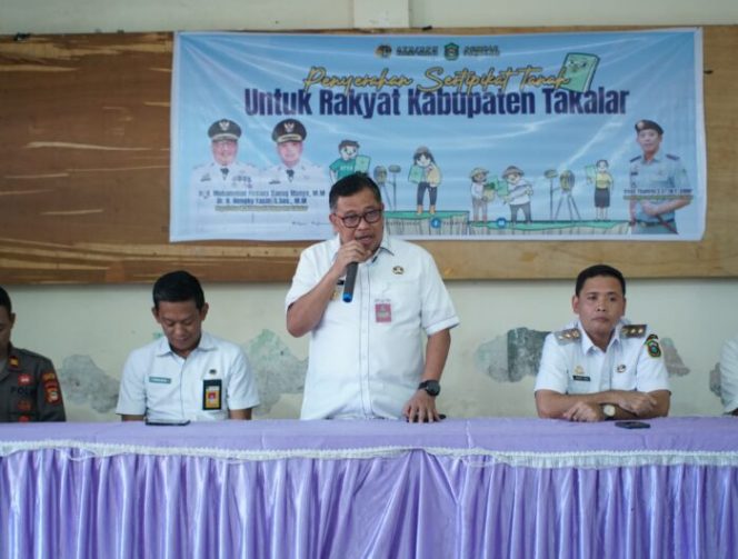 					Bupati bersama Wakil Bupati Takalar Serahkan Sertifikat Tanah Untuk Rakyat Kab. Takalar