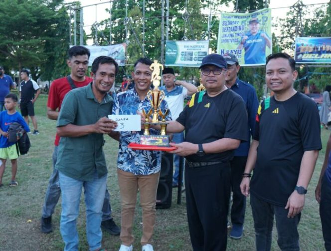					Dukung Olahraga Sepakbola, Bupati Takalar Serahkan Piala Bergilir