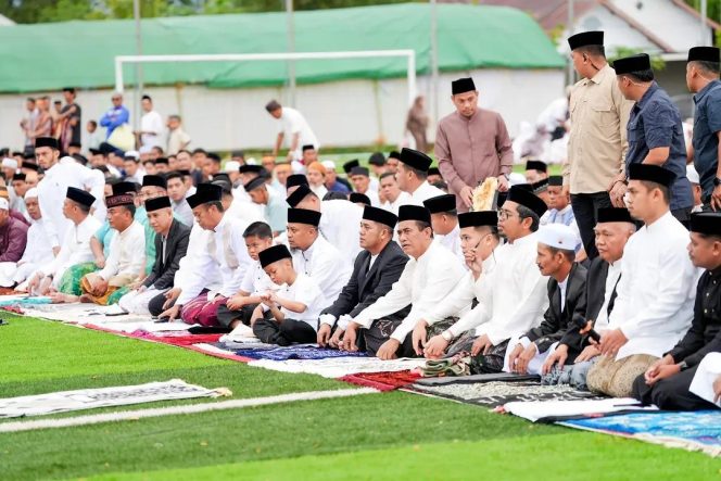 					Mentan dan Gubernur Sulsel Salat Idul Fitri di Kampung Halaman