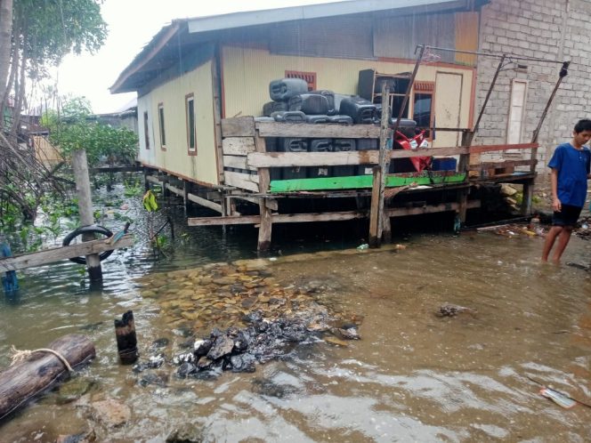 					Rumah Warga Sinjai Timur Terendang Banjir Rob Akibat Air Pasang. (Foto: Ist/ BPBD Sinjai)