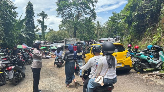 					Pengaturan Lalu Lintas Jalur ke Objek Wisata Lejja. (Foto: Ist/ Humas)