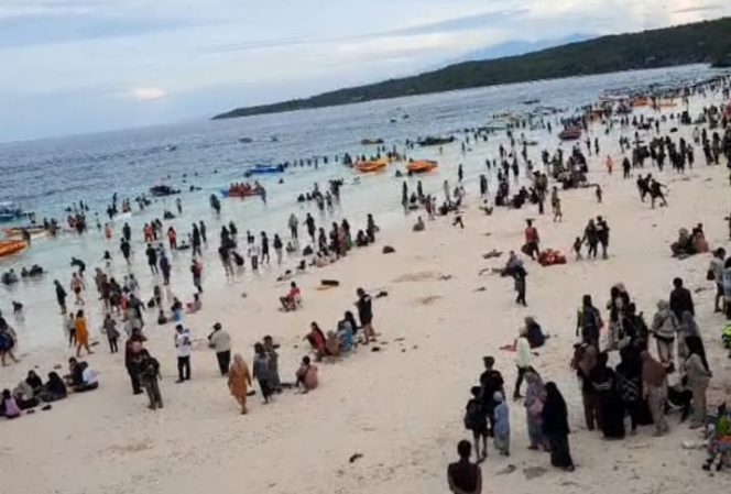 					Wisatawan Memadati Pantai Tanjung Bira Bulukumba. (Foto: Istimewa)