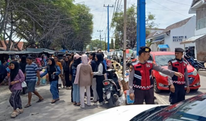 					Personel Polres Bulukumba Pengamanan dan Melakukan Pengaturan Lalu Lintas di Tanjung Bira. (Foto: Ist/ Humas)