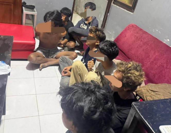 					10 Terduga Pelaku saat Diamankan di Mapolres Sinjai. (Foto: Istimewa)