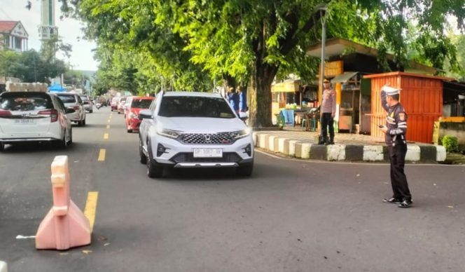 					Personel Satlantas Polres Parepare bersama Satuan Samapta Saat Pengaturan Arus Lalu Lintas. (Foto: Ist/ Humas)