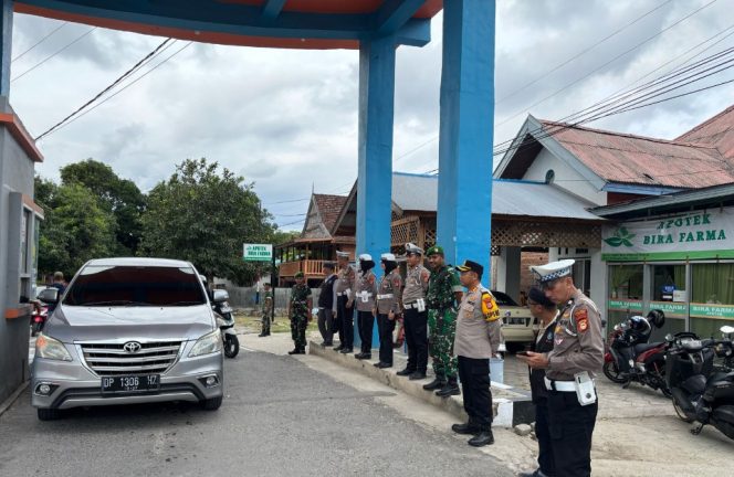 					Kapolres Bulukumba Memantau Langsung Kondisi Arus Lalu Lintas di Gerbang Pantai Bira. (Foto: Ist/ Humas)