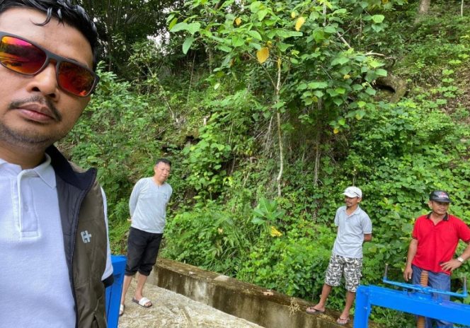 					Anggota DPRD Sinjai, Saldi Turun Langsung Melihat Kondisi Irigasi Borongpao yang Diduga Jebol. (Foto: Istimewa)