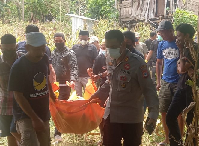 					Aparat Kepolisian Bersama Warga Evakuasi Jenazah Korban. (Foto: Ist)