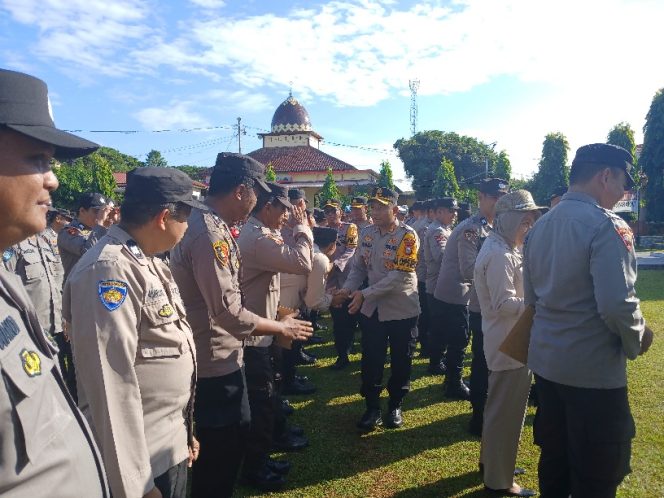 					Salam Perpisahan dan Pamit AKBP Andi Erma Suryono kepada Personel Polres Bulukumba. (Foto: Ist/ Humas)