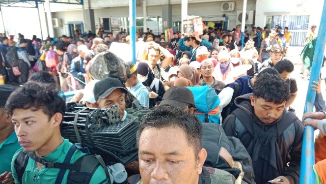 					Desakan Penumpang di Pelabuhan Nusantara Parepare. (Foto: Berita.News/ Wahyu)
