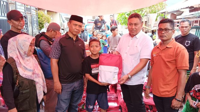 					Kepala Dinas Sosial menyerahkan bantuan kemanusiaan kepada korban kebakaran di Makassar, usai mendapat arahan langsung dari Gubernur Sulsel Andi Sudirman Sulaiman (dok.)