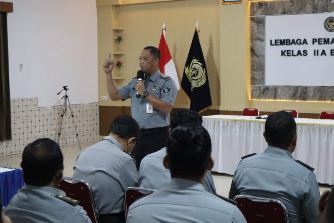 					Kalapas Bulukumba, Akbar Amnur Saat Memberikan Pengarahan kepada Jajarannya. (Foto: Ist/ Humas)