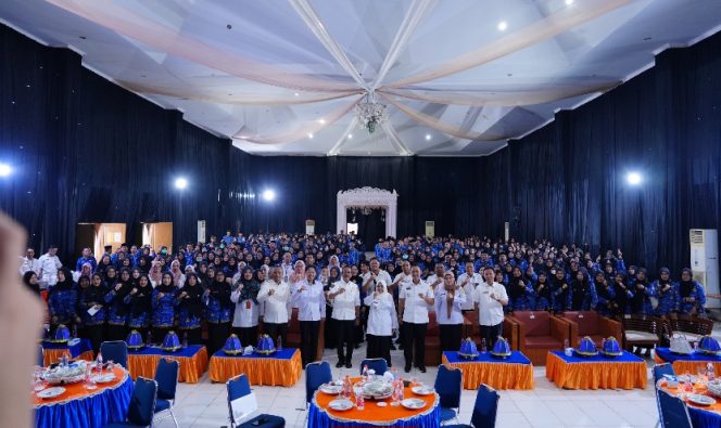 					Halal Bihalal PPPK 2023 Pemkab Sinjai Sekaligus Penyerahan Perpanjangan SK. (Foto: Ist/ Humas)