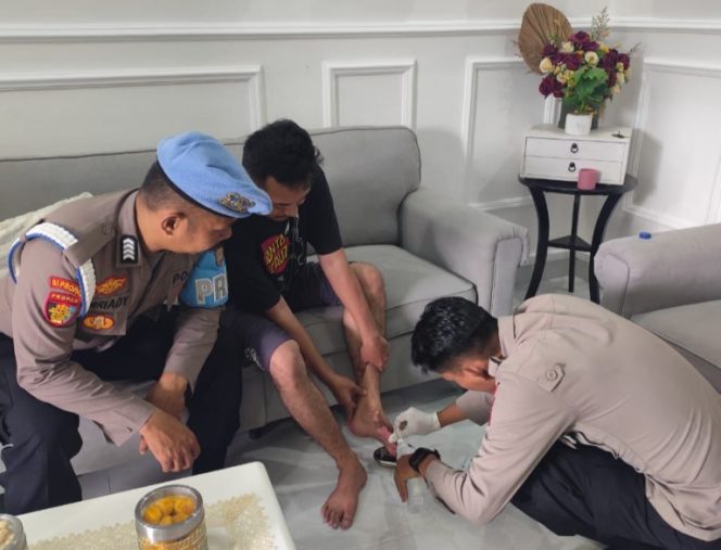 					Pemeriksaan Dua Personel Polres Soppeng yang Mengalami Keluhan Demam Flu serta Nyeri pada Kaki Usai Kecelakaan Lalu Lintas. (Foto: Ist/ Humas)