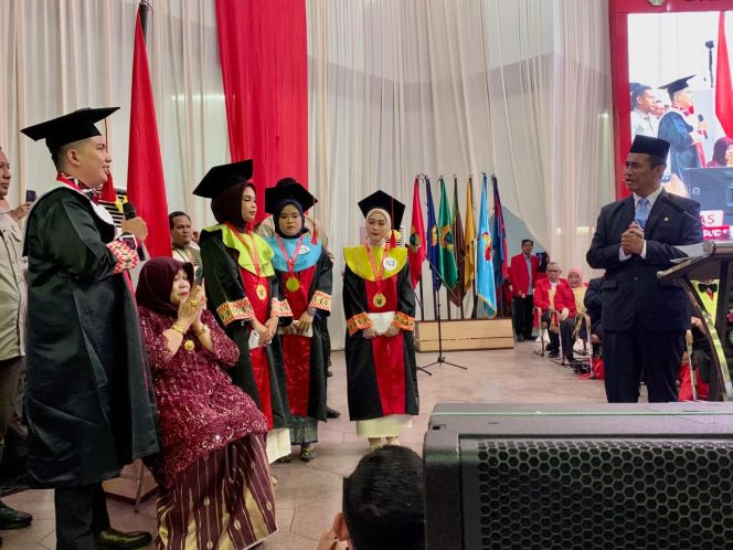 					Mentan RI Andi Amran Sulaiman berikan bantuan biaya pendidikan kepada 4 alumni dari anak yatim dan piatu saat hadiri prosesi wisuda Universitas Hasanuddin (Unhas) Makassar (berita.news_Rul)