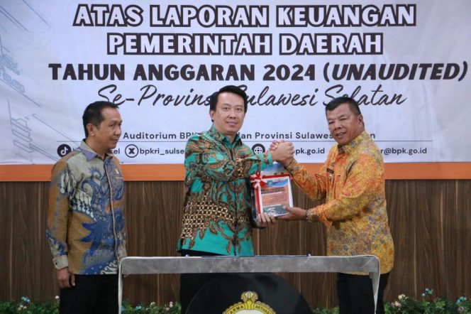 					Penyerahan LKPD dilakukan langsung oleh Bupati Bulukumba, Andi Muchtar Ali Yusuf kepada Kepala BPK Perwakilan Sulsel, Winner Franky Halomoan Manalu. (Foto: Ist/ Humas)