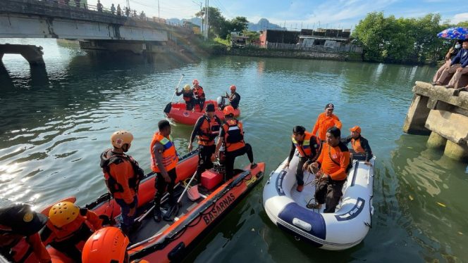 					Persiapan Proses Evakuasi Korban oleh Tim SAR Gabungan. (Foto: Istimewa)