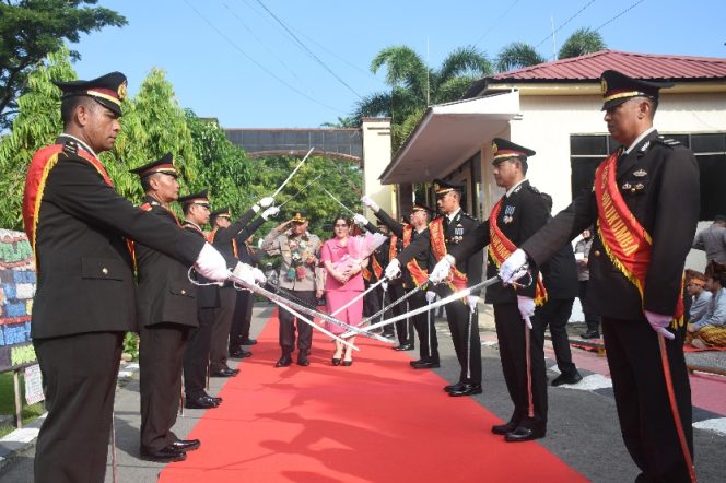 					Tradisi Perang Pora Penyambutan Kapolres Bulukumba yang Baru, AKBP Restu Wijayanto. (Foto: Istimewa)
